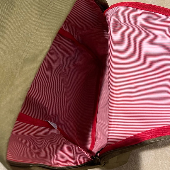 🚨CLEARANCE $25🚨
HERSCHEL LIKE NEW BACKPACK - Picture 2 of 3